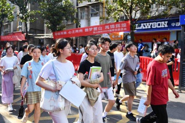 睿新策略 追光｜准考证别扔！小心损失“一个亿”