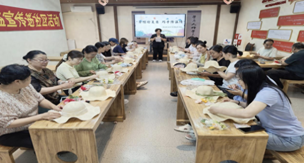 V交易网 秦庄社区开展“草帽绘夏意”DIY志愿服务活动